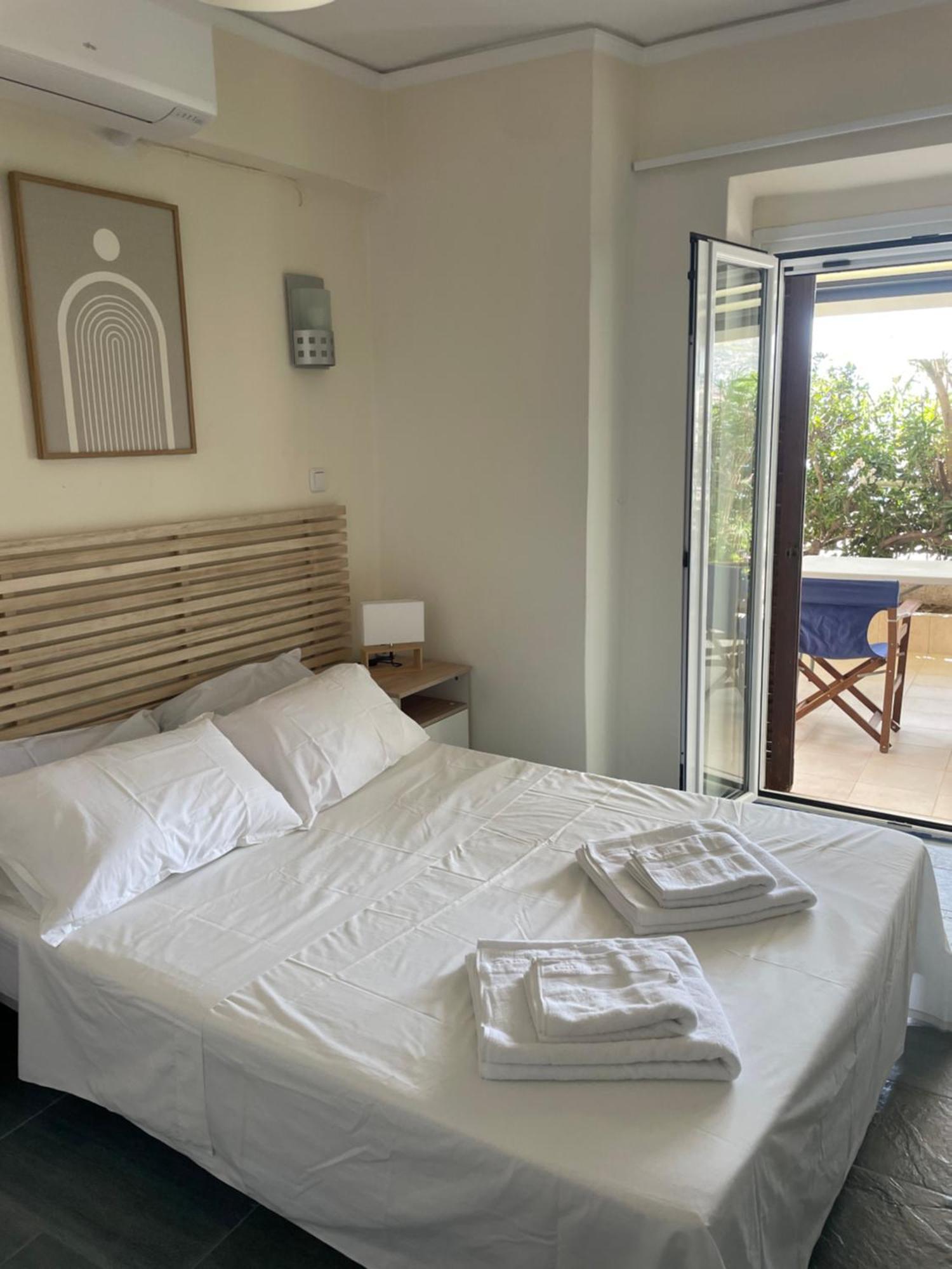 Sea La Vie - Beachfront Retreat Loutráki Buitenkant foto